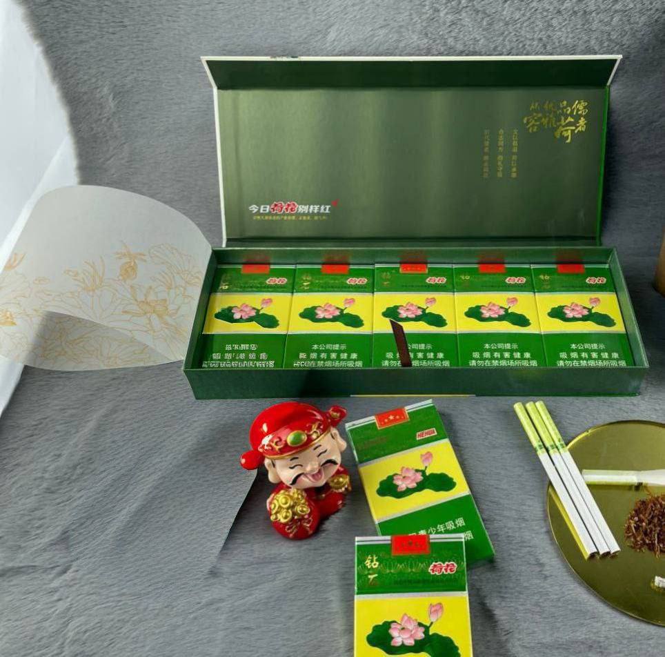 木盒细荷花